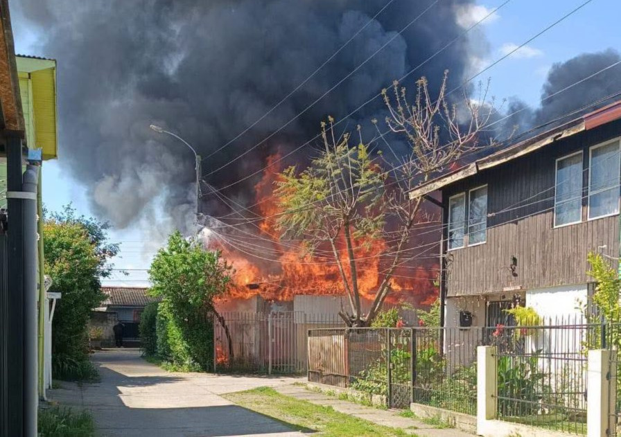 Incendio afecta a dos viviendas en Talca