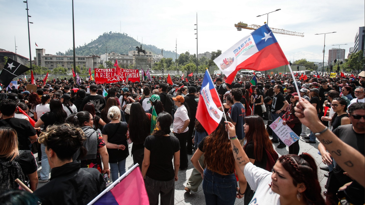 Marcha conmemora en Santiago los siete años del 18-O, pese a no…