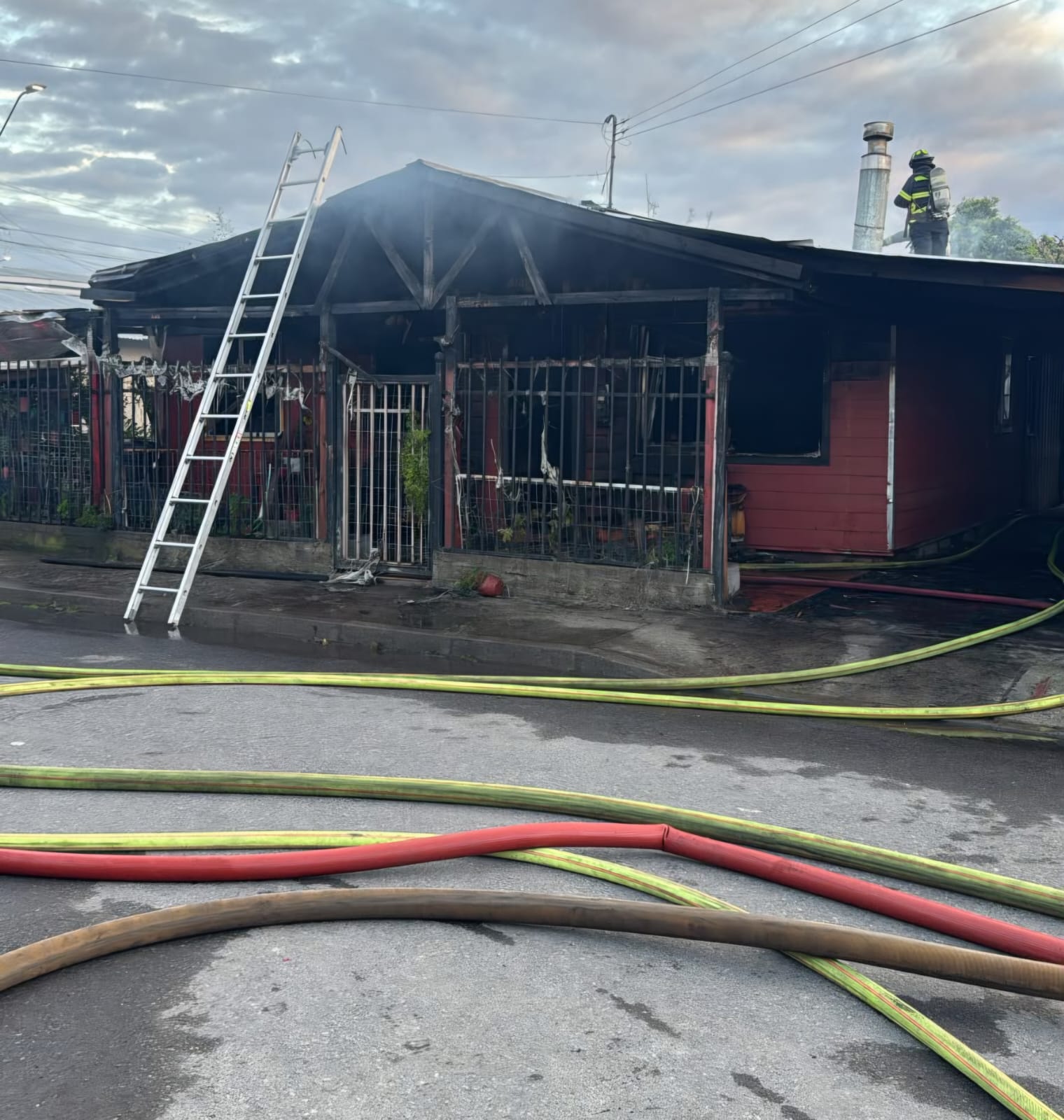 ÑUBLE 🔥 INCENDIO AFECTA EN UN 90% A VIVIENDA EN VILLA LOS ANDES DE…