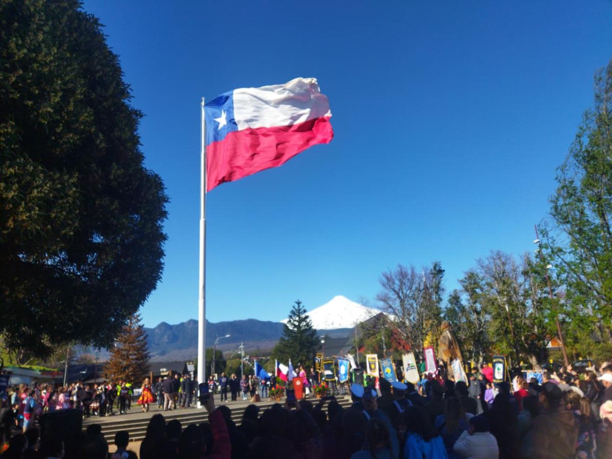 Con el izamiento del pabellón patrio Pucón “abraza a Chile” en…