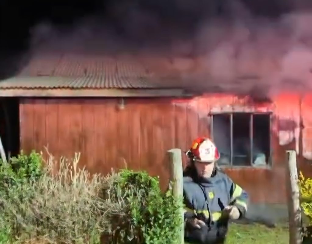 INCENDIO AFECTÓ A UNA VIVIENDA DURANTE LA MADRUGADA EN SECTOR…
