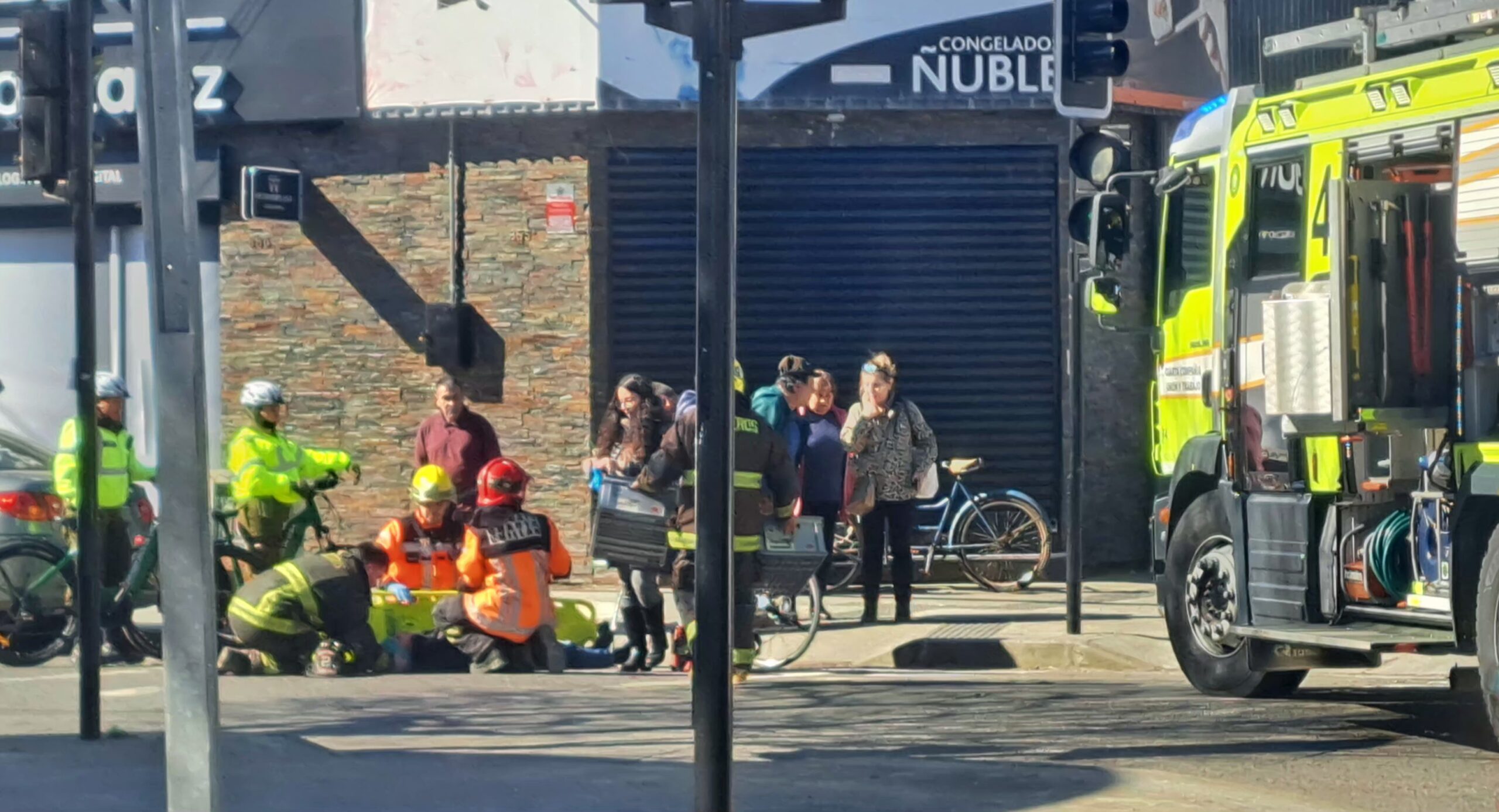 Ciclista resulta lesionado tras colisión con vehículo en Chillán.