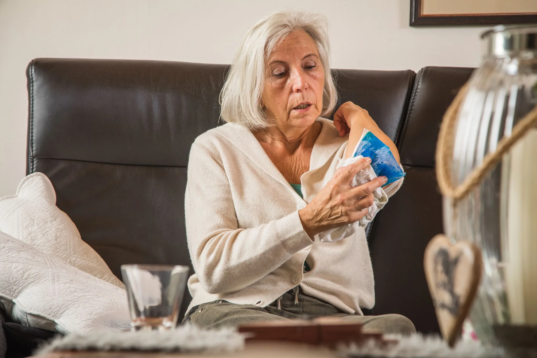 Piel frágil en adultos mayores: un pequeño golpe puede provocar heridas