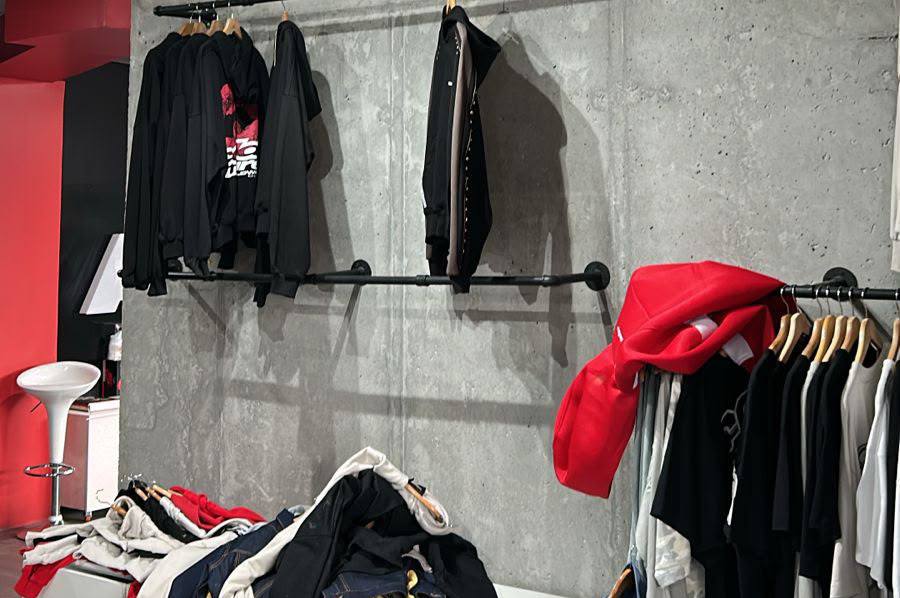 Piden podar árbol que habría facilitado robo a tienda de ropa en Chillán