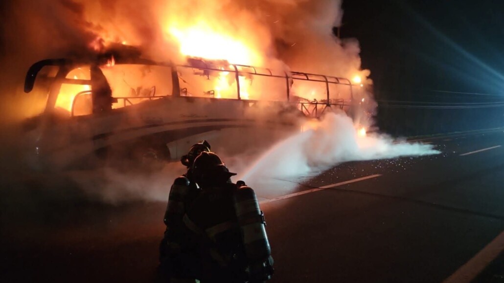Pasajeros logran escapar de bus que terminó destruido tras incendio…