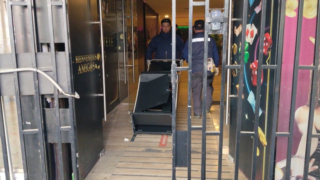 Encuentran extranjeros encerrados en bóveda de casino ilegal en Los…