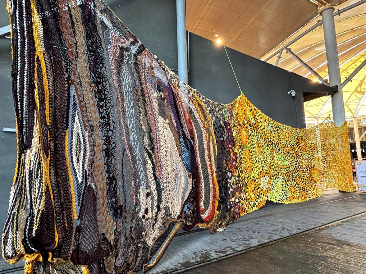 “El arte de cuidarnos” reúne creación textil y reflexión sobre…