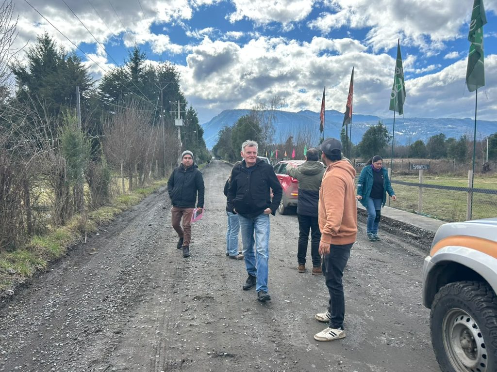 EQUIPOS TÉCNICOS DE VIALIDAD Y MUNICIPALIDAD DE PUCÓN ABORDAN…
