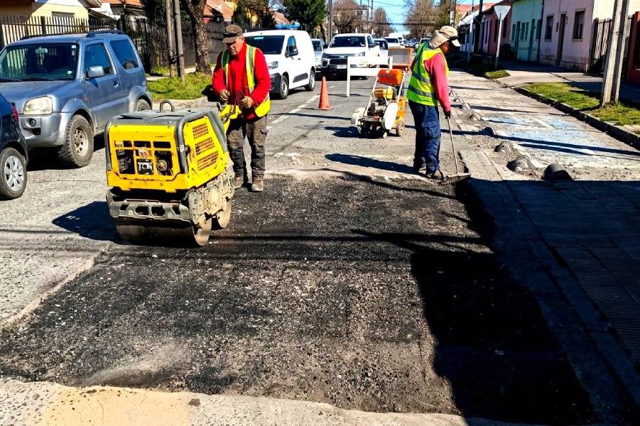 Chillán retoma plan de bacheo y reparación de caminos urbanos y rurales