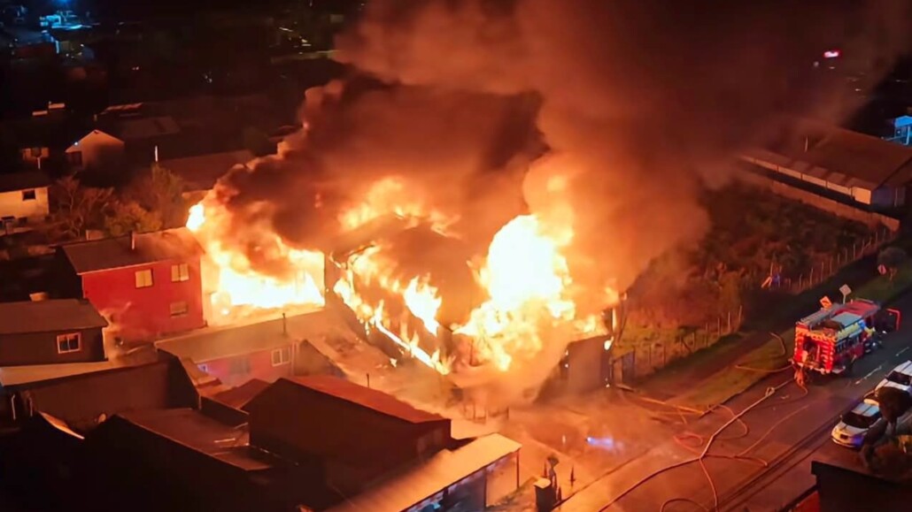Incendio destruyó compañía de bomberos, carros y dejó varias casas y…