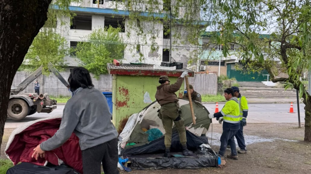 Retiran rucos instalados en distintos puntos de Los Ángeles tras…