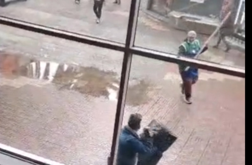URGENTE 🔴 RIÑA CON PALOS Y CUCHILLOS EN PLENO CENTRO DE CHILLÁN