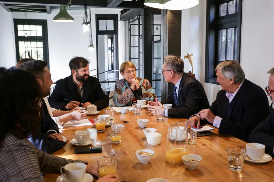 Bachelet y Boric se reúnen con timoneles de la oposición sin…
