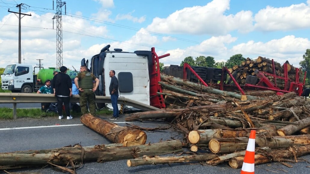Volcamiento de camión maderero deja un lesionado en la Ruta 5 Sur…