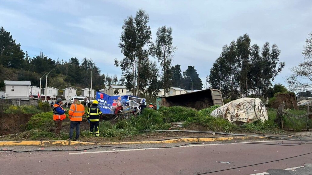 Conductor muere tras volcamiento de camión cargado con ripio en…