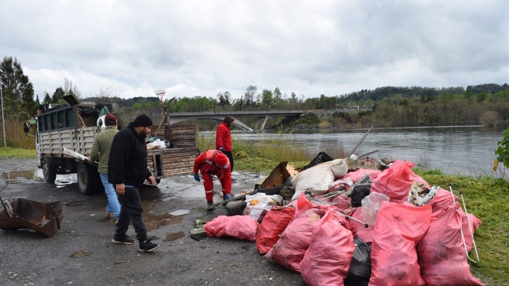 GUÍAS DE PESCA Y BOTEROS REALIZAN HISTÓRICA LIMPIEZA EN RIBERA DEL…