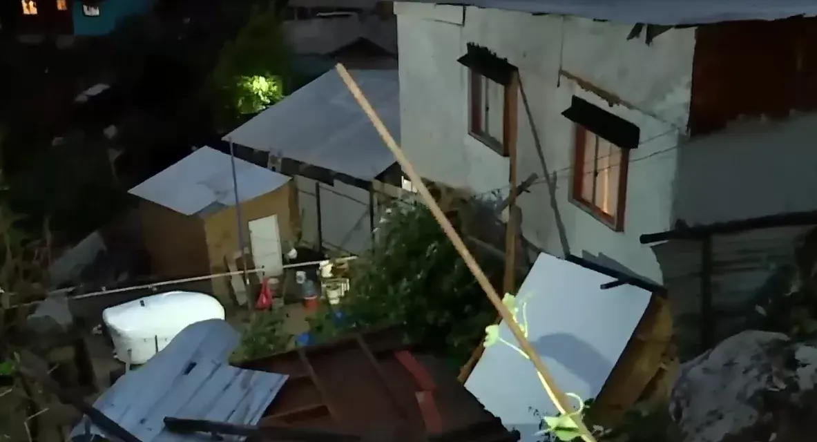 Lluvias destruyen por completo una vivienda en Reñaca Alto en Viña…