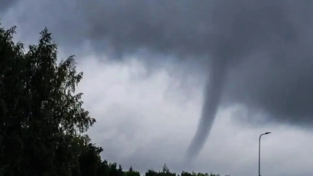 Meteorología emite aviso por posibles tornados en Biobío y otras…