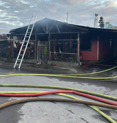 ÑUBLE 🔥 INCENDIO AFECTA EN UN 90% A VIVIENDA EN VILLA LOS ANDES DE…