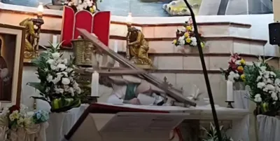 Ver Video: Sacerdote muere aplastado por cruz de madera mientras…