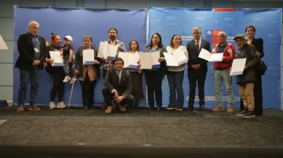 201 familias de Viña del Mar reciben títulos de dominio tras décadas…